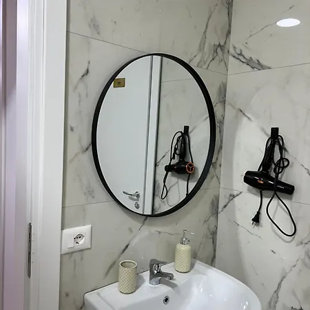 アパート Dennys New Bazaar Delight ティラナ